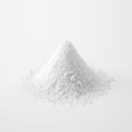 Glutamina L-Glutamine en polvo - montaña de polvo blanco cristalino sobre fondo blanco