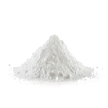 Carbonato de Magnesio en polvo blanco - montaña de polvo sobre fondo blanco