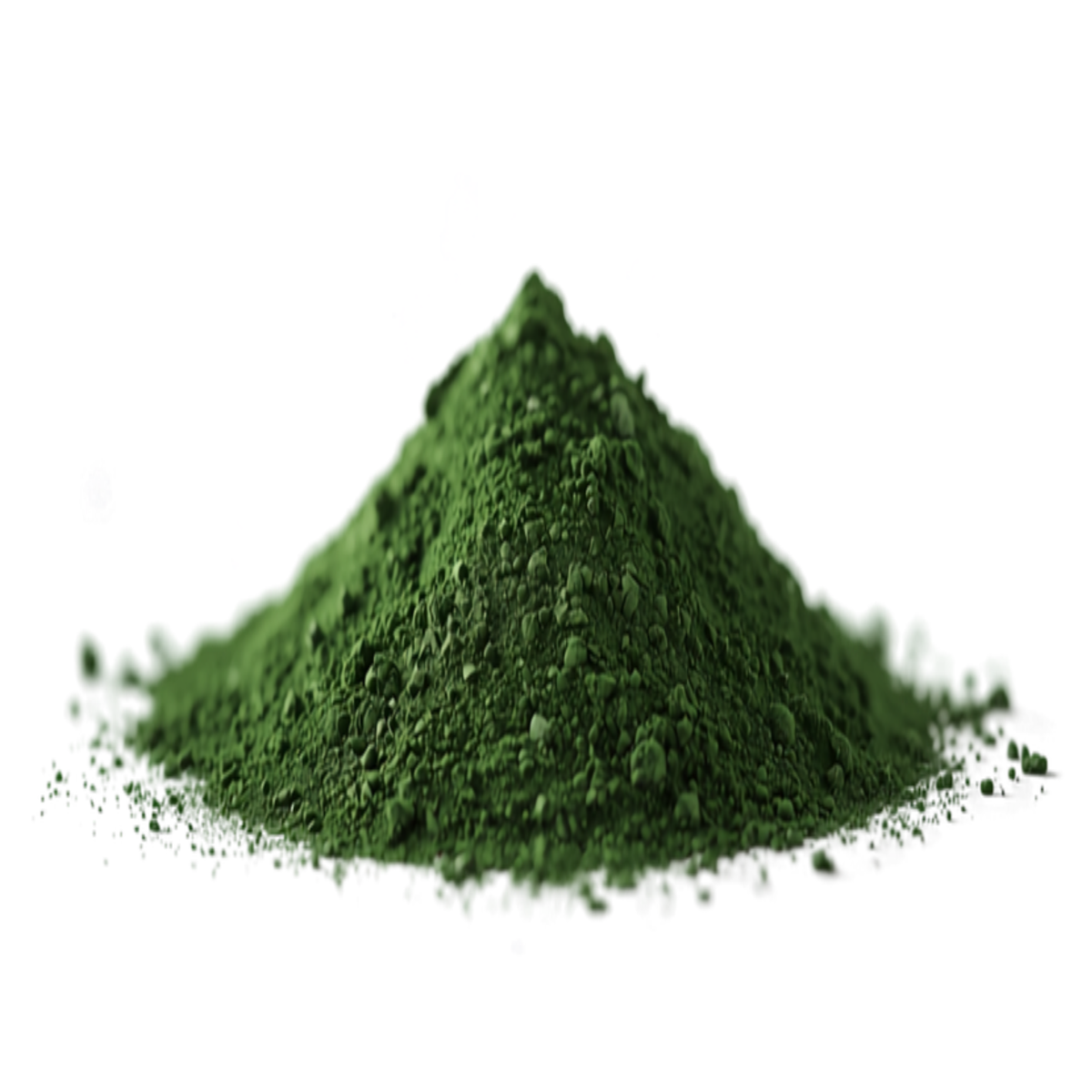 Espirulina en polvo verde oscuro - montaña de polvo sobre fondo blanco