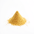 Resveratrol 50% en polvo - montaña de polvo amarillo-tostado sobre fondo blanco