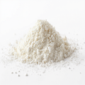 Vitamina C Liposomal en polvo blanco a crema - montaña de polvo sobre fondo blanco