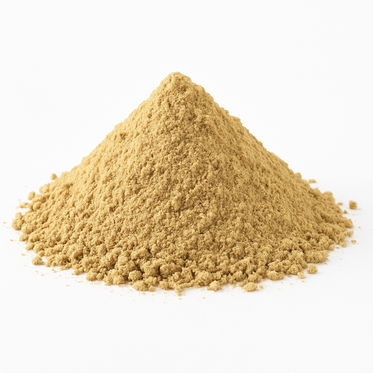 Jengibre en polvo 100% natural sobre fondo blanco – raíz seca molida ideal para infusiones, cocina y bienestar digestivo