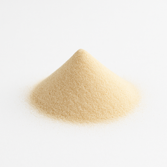 Fruta del monje en polvo 100% pura sobre fondo blanco - edulcorante natural sin calorías ideal para recetas saludables